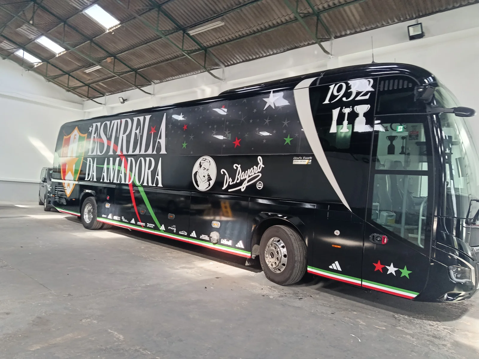 Decoração gráfica aplicada na lateral de um autocarro, em colaboração profissional anterior