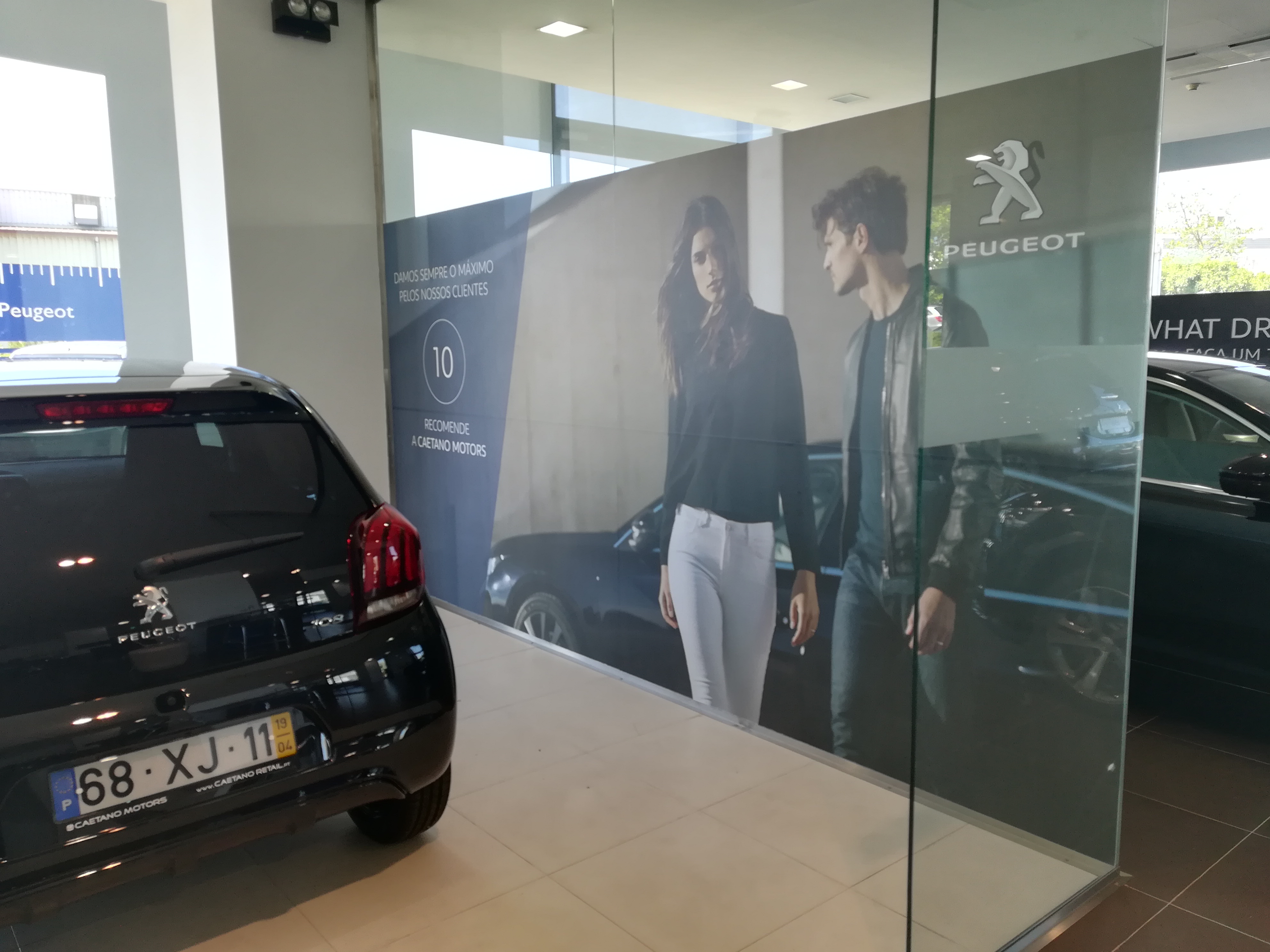 Aplicação de película microperfurada num espaço Peugeot, em colaboração profissional anterior